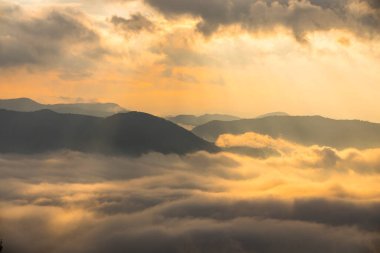 Puigsacalm tepesinde sonbahar gündoğumu, La Garrotxa, Kuzey İspanya.