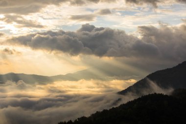 Puigsacalm tepesinde sonbahar gündoğumu, La Garrotxa, Kuzey İspanya.