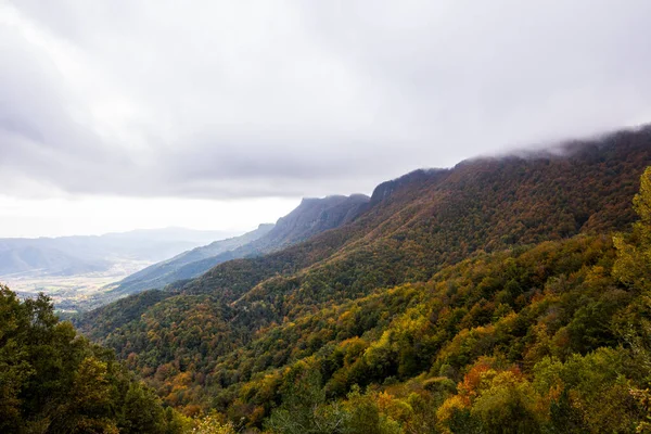 Puigsacalm tepesinde sonbahar gündoğumu, La Garrotxa, Girona, Kuzey İspanya.