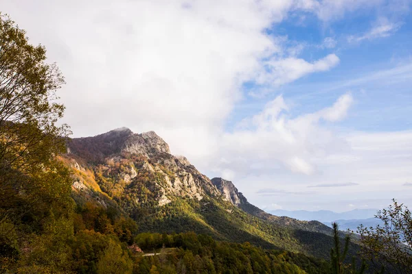 Puigsacalm tepesinde sonbahar gündoğumu, La Garrotxa, Girona, Kuzey İspanya.