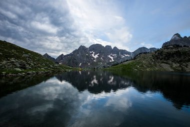 İspanya 'da Posets Maladeta Doğa Parkı' nda yaz manzarası.