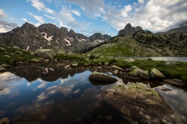 İspanya 'da Posets Maladeta Doğa Parkı' nda yaz manzarası.