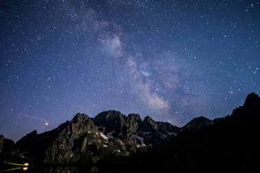 Samanyolu ve ay ışığı Posets Maladeta Doğa Parkı, İspanya.