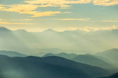 Mare De Deu Del Mont tepesinde gün batımı, La Garrotxa, İspanya.
