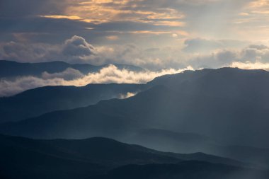Mare De Deu Del Mont tepesinde gün batımı, La Garrotxa, İspanya.