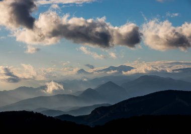 Mare De Deu Del Mont tepesinde gün batımı, La Garrotxa, İspanya.
