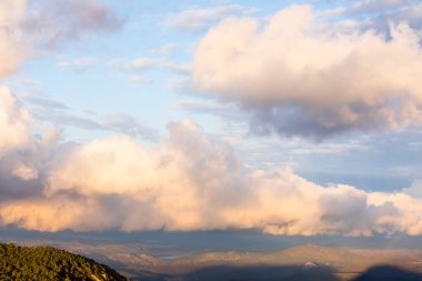 Mare De Deu Del Mont tepesinde gün batımı, La Garrotxa, İspanya.