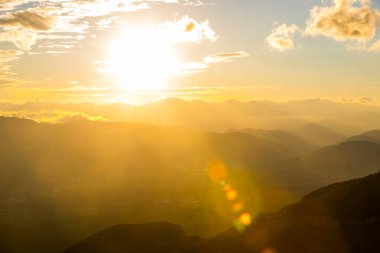Mare De Deu Del Mont tepesinde gün batımı, La Garrotxa, İspanya.