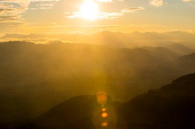 Mare De Deu Del Mont tepesinde gün batımı, La Garrotxa, İspanya.