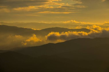 Mare De Deu Del Mont tepesinde gün batımı, La Garrotxa, İspanya.