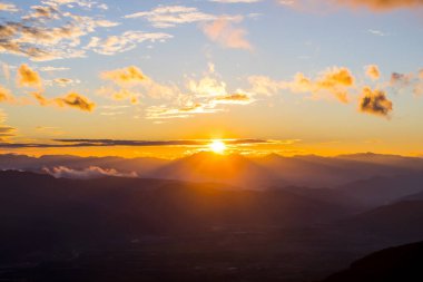 Mare De Deu Del Mont tepesinde gün batımı, La Garrotxa, İspanya.