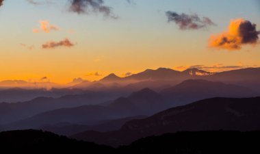 Mare De Deu Del Mont tepesinde gün batımı, La Garrotxa, İspanya.