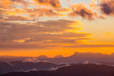 Mare De Deu Del Mont tepesinde gün batımı, La Garrotxa, İspanya.