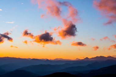 Mare De Deu Del Mont tepesinde gün batımı, La Garrotxa, İspanya.