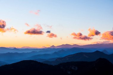 Mare De Deu Del Mont tepesinde gün batımı, La Garrotxa, İspanya.
