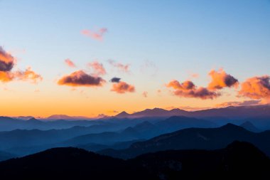 Mare De Deu Del Mont tepesinde gün batımı, La Garrotxa, İspanya.