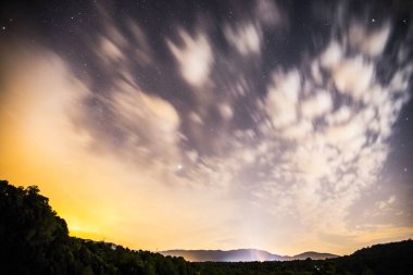 Gece ve ay ışığı Sant Jaume De Llierca Roma köprüsü, La Garrotxa, İspanya.