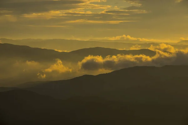 日落在Mare Deu Del Mont峰 西班牙La Garrotxa — 图库照片