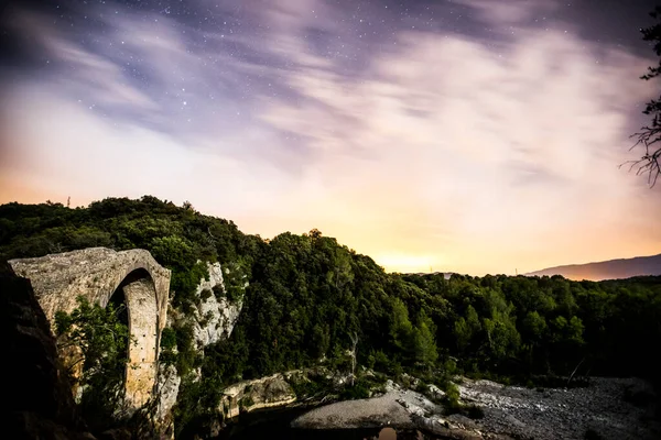 西班牙La Garrotxa Sant Jaume Llierca罗马桥的夜晚和月光 — 图库照片