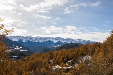 Genç yürüyüşçü kız Querforadat, Cerdanya, Pyrenees, İspanya 'da eğleniyor.