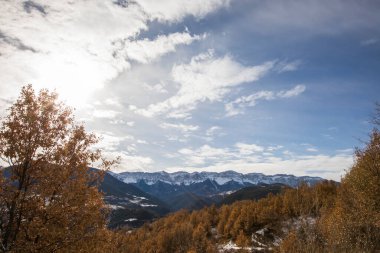Genç yürüyüşçü kız Querforadat, Cerdanya, Pyrenees, İspanya 'da eğleniyor.
