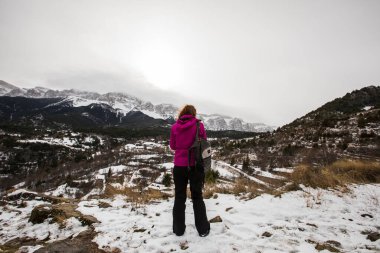 Genç yürüyüşçü kız Querforadat, Cerdanya, Pyrenees, İspanya 'da eğleniyor.