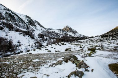 Peiraforca Tepesi, Pireneler, Fransa 'ya kar ayakkabılarıyla giden genç çocuk zirvesi.