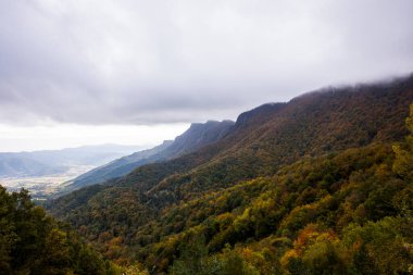 Puigsacalm tepesinde sonbahar gündoğumu, La Garrotxa, Girona, Kuzey İspanya.