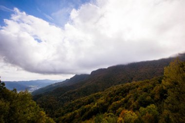 Puigsacalm tepesinde sonbahar gündoğumu, La Garrotxa, Girona, Kuzey İspanya.