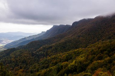 Puigsacalm tepesinde sonbahar gündoğumu, La Garrotxa, Girona, Kuzey İspanya.