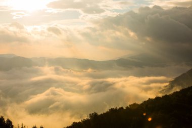 Puigsacalm tepesinde sonbahar gündoğumu, La Garrotxa, Kuzey İspanya.