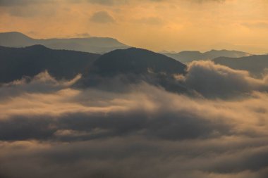 Puigsacalm tepesinde sonbahar gündoğumu, La Garrotxa, Kuzey İspanya.