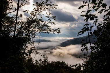 Puigsacalm tepesinde sonbahar gündoğumu, La Garrotxa, Kuzey İspanya.