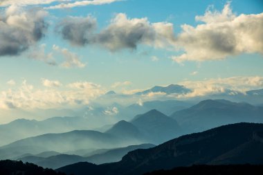 Mare De Deu Del Mont tepesinde gün batımı, La Garrotxa, İspanya.