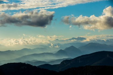 Mare De Deu Del Mont tepesinde gün batımı, La Garrotxa, İspanya.