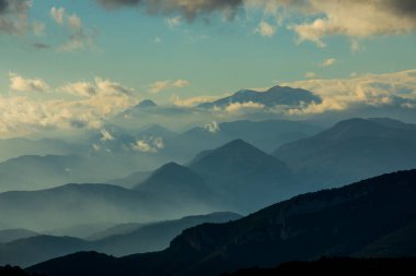 Mare De Deu Del Mont tepesinde gün batımı, La Garrotxa, İspanya.