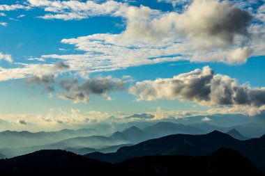 Mare De Deu Del Mont tepesinde gün batımı, La Garrotxa, İspanya.