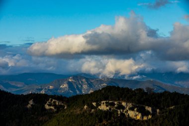 Mare De Deu Del Mont tepesinde gün batımı, La Garrotxa, İspanya.