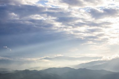 Mare De Deu Del Mont tepesinde gün batımı, La Garrotxa, İspanya.