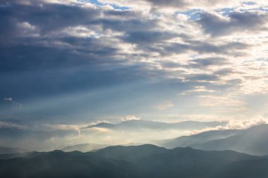 Mare De Deu Del Mont tepesinde gün batımı, La Garrotxa, İspanya.