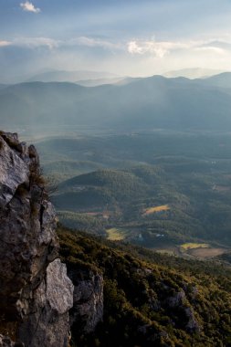 Mare De Deu Del Mont tepesinde gün batımı, La Garrotxa, İspanya.
