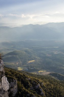 Mare De Deu Del Mont tepesinde gün batımı, La Garrotxa, İspanya.
