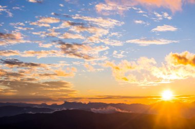 Mare De Deu Del Mont tepesinde gün batımı, La Garrotxa, İspanya.