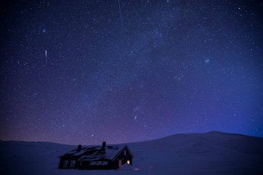 Reinheim Kulübesi 'nde Kutup Gecesi, Dovrefjell Ulusal Parkı, Güney Norveç.