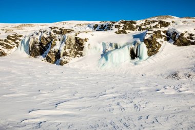 Norveç 'in güneyindeki Dovrefjell Ulusal Parkı' nda kayak gezisi..