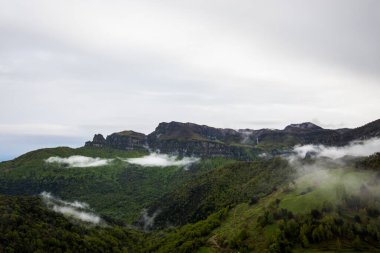 Puigsacalm tepesinde bahar günbatımı, La Garrotxa, İspanya.