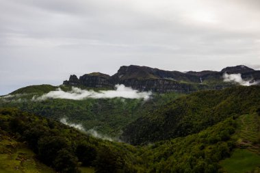 Puigsacalm tepesinde bahar günbatımı, La Garrotxa, İspanya.