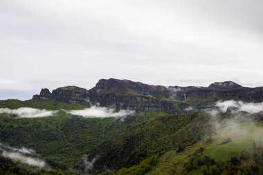 Puigsacalm tepesinde bahar günbatımı, La Garrotxa, İspanya.