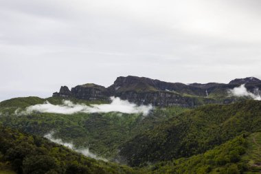 Puigsacalm tepesinde bahar günbatımı, La Garrotxa, İspanya.