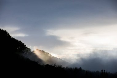 Puigsacalm tepesinde bahar günbatımı, La Garrotxa, İspanya.